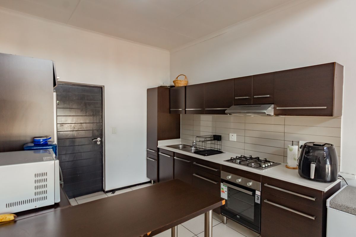 A LIGHT AND BRIGHT LOFT-STYLE APARTMENT - Photo 3