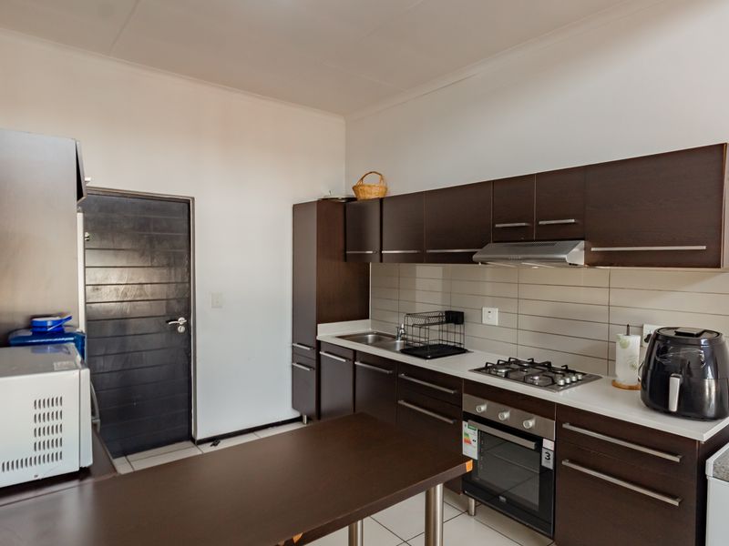 A LIGHT AND BRIGHT LOFT-STYLE APARTMENT - Photo 3