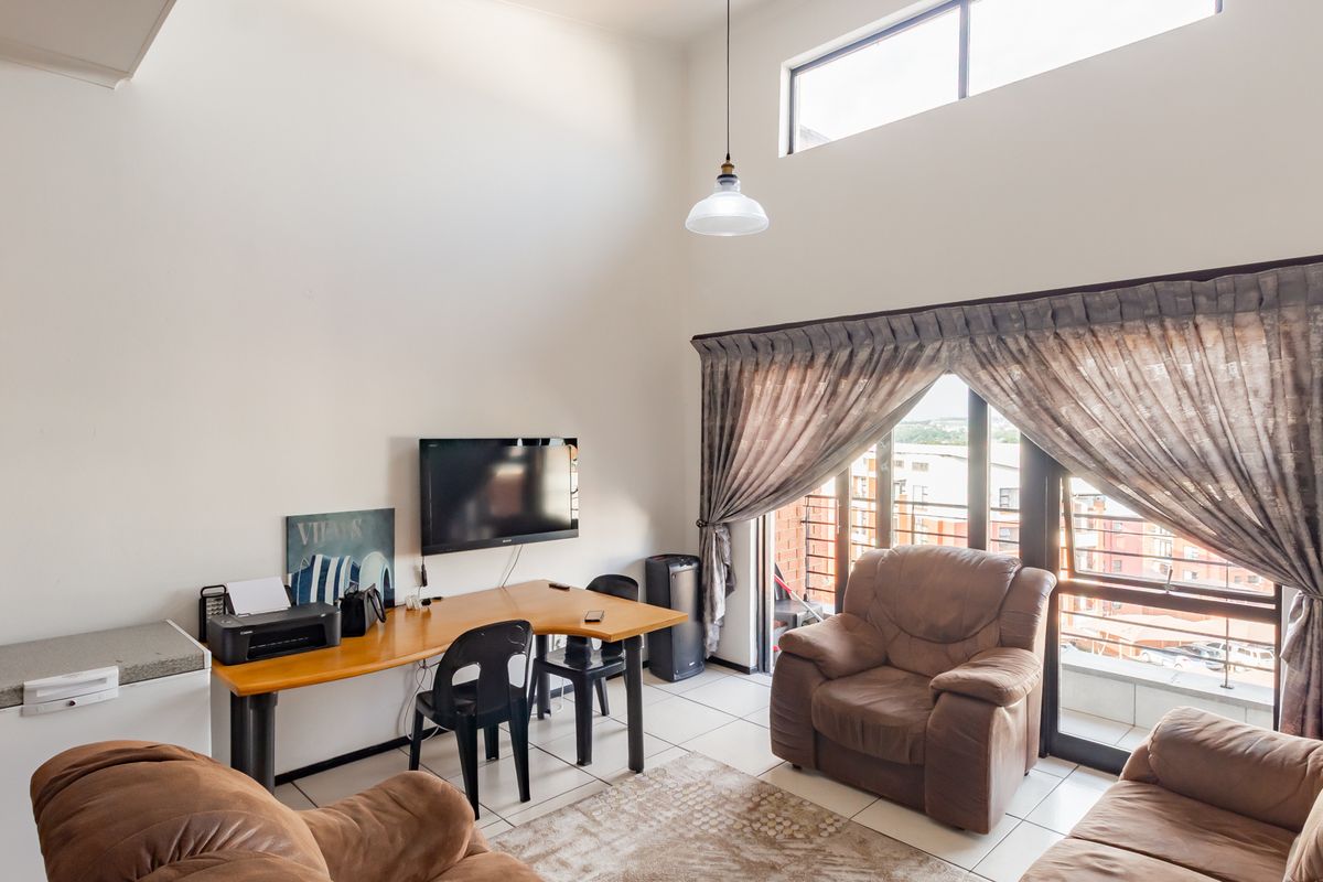 A LIGHT AND BRIGHT LOFT-STYLE APARTMENT - Photo 5