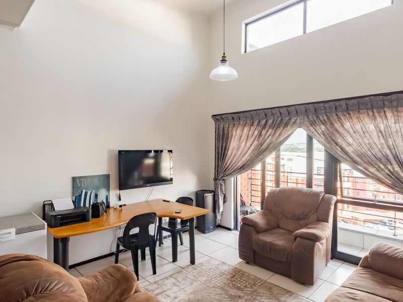 A LIGHT AND BRIGHT LOFT-STYLE APARTMENT - Photo 5