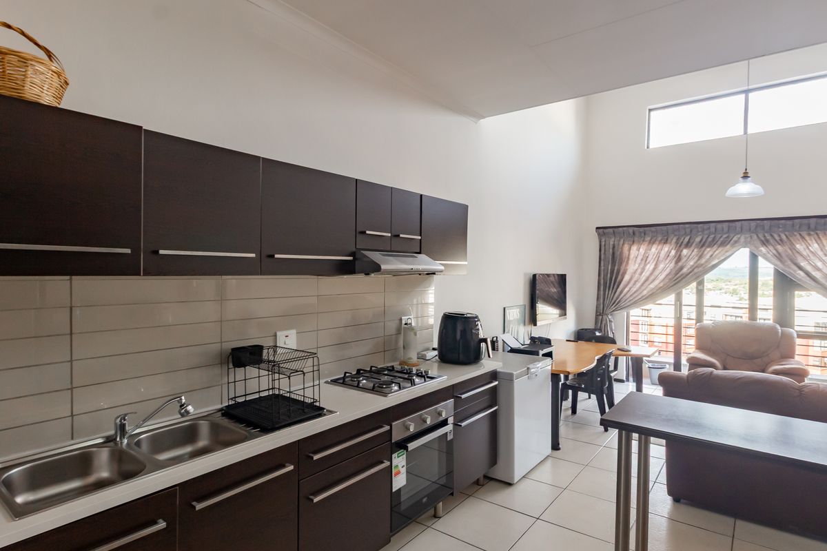 A LIGHT AND BRIGHT LOFT-STYLE APARTMENT - Photo 2