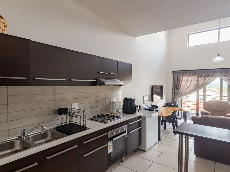 A LIGHT AND BRIGHT LOFT-STYLE APARTMENT - Photo 2