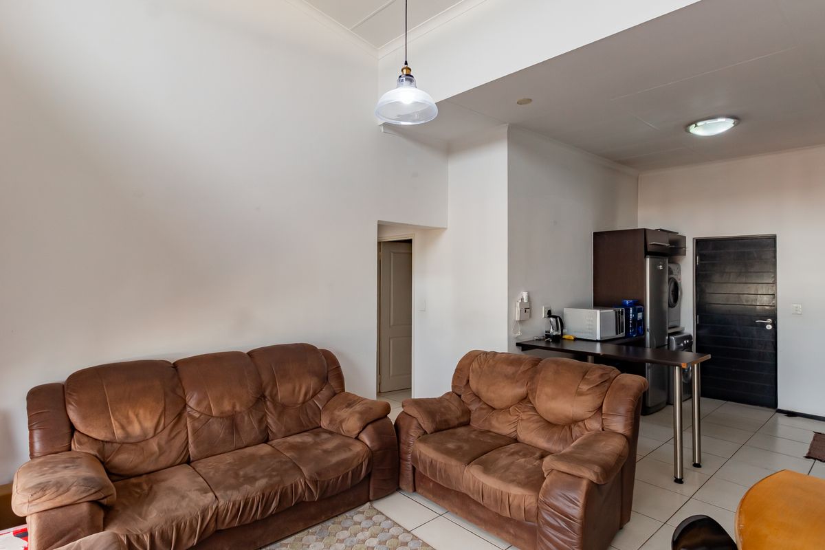 A LIGHT AND BRIGHT LOFT-STYLE APARTMENT - Photo 4