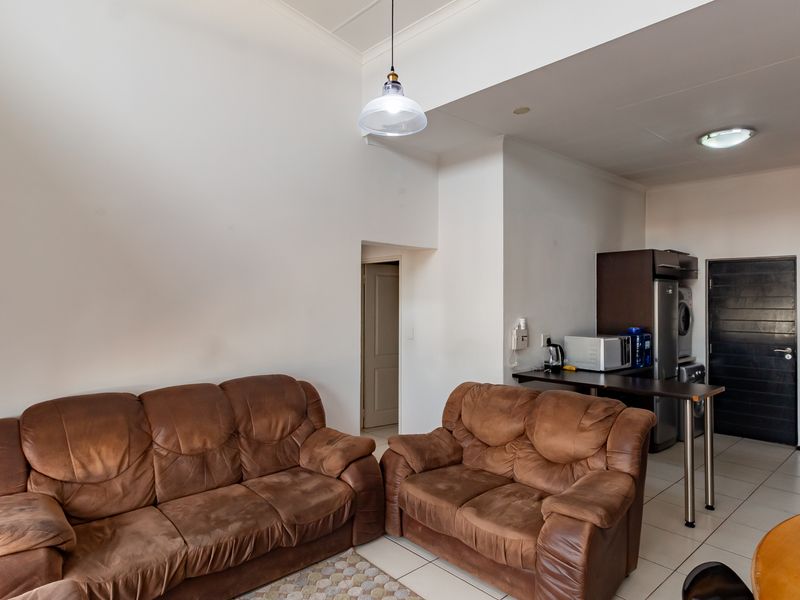 A LIGHT AND BRIGHT LOFT-STYLE APARTMENT - Photo 4