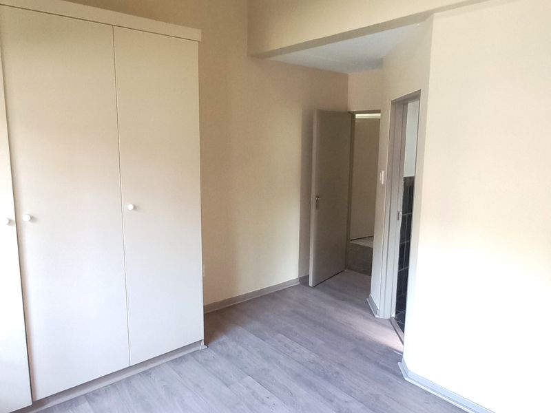 Spacious Three Bed in Beautiful Complex - Photo 9