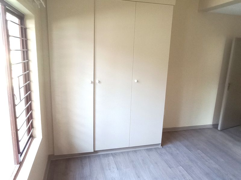 Spacious Three Bed in Beautiful Complex - Photo 10