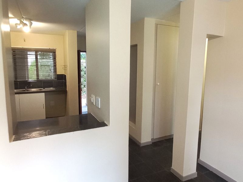 Spacious Three Bed in Beautiful Complex - Photo 8