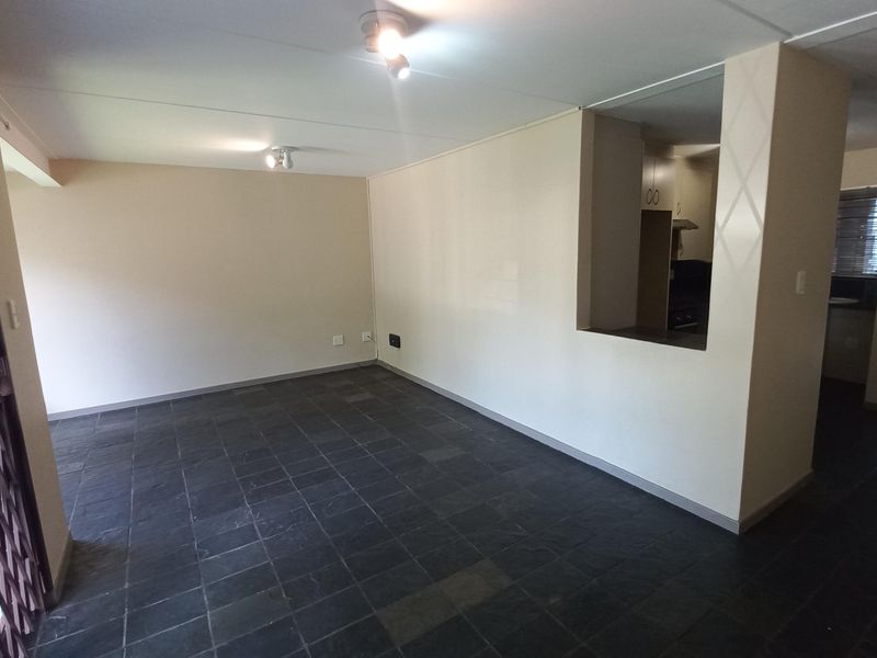 Spacious Three Bed in Beautiful Complex - Photo 7