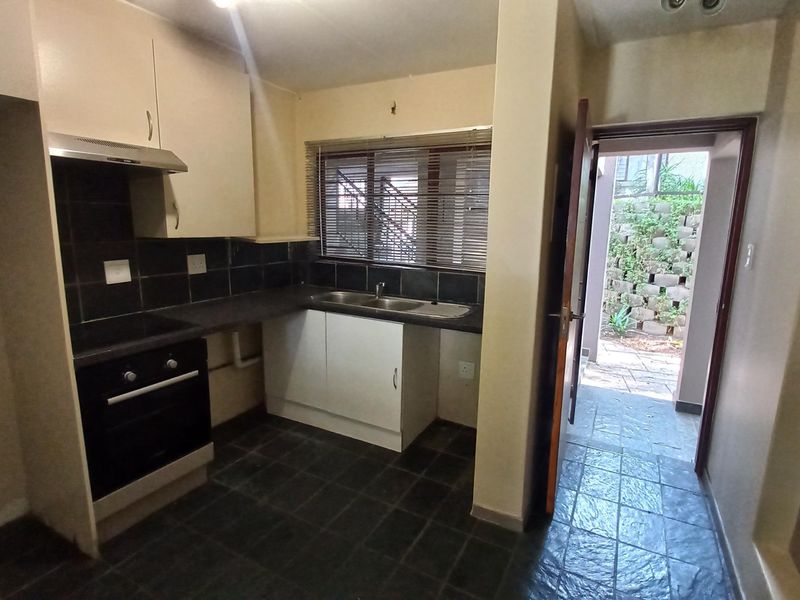 Spacious Three Bed in Beautiful Complex - Photo 4