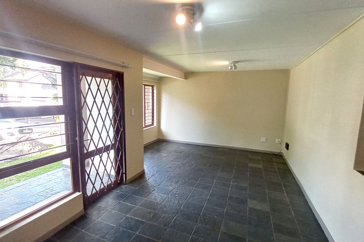 Spacious Three Bed in Beautiful Complex - Photo 5