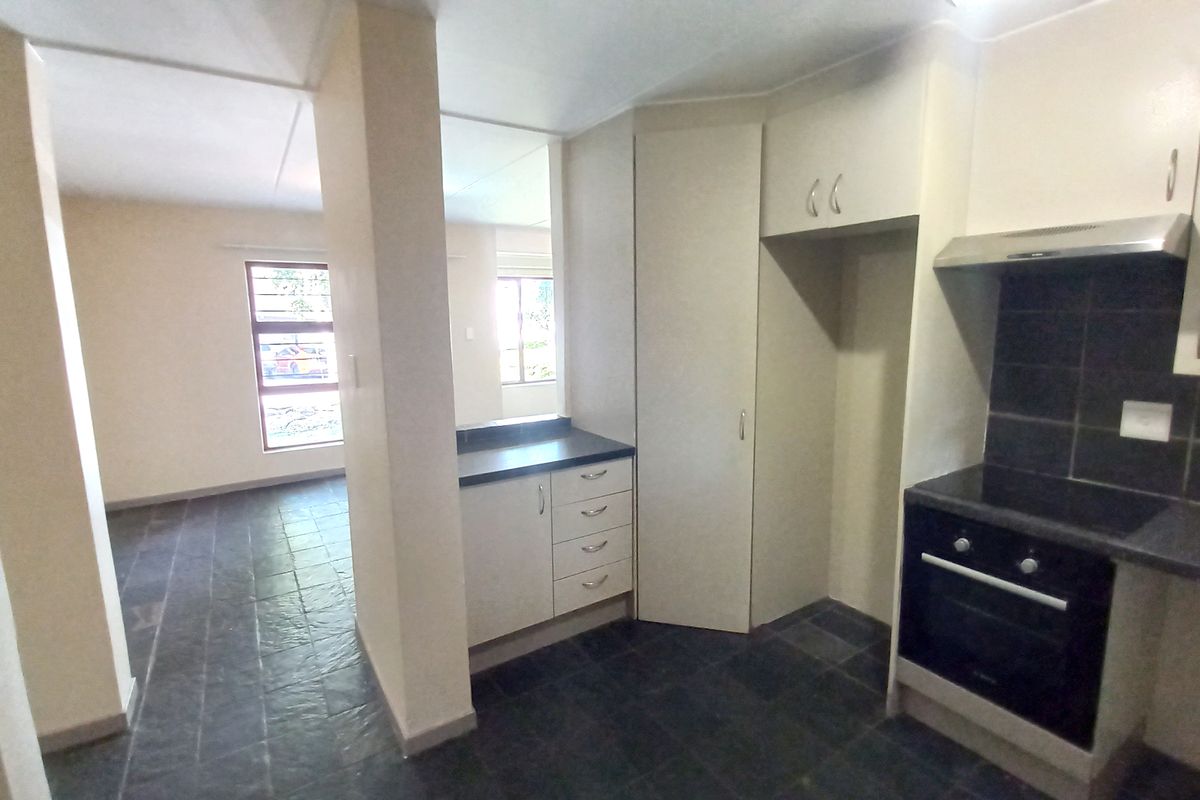 Spacious Three Bed in Beautiful Complex - Photo 4