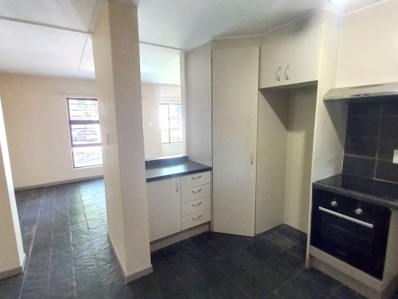 Spacious Three Bed in Beautiful Complex - Photo 3