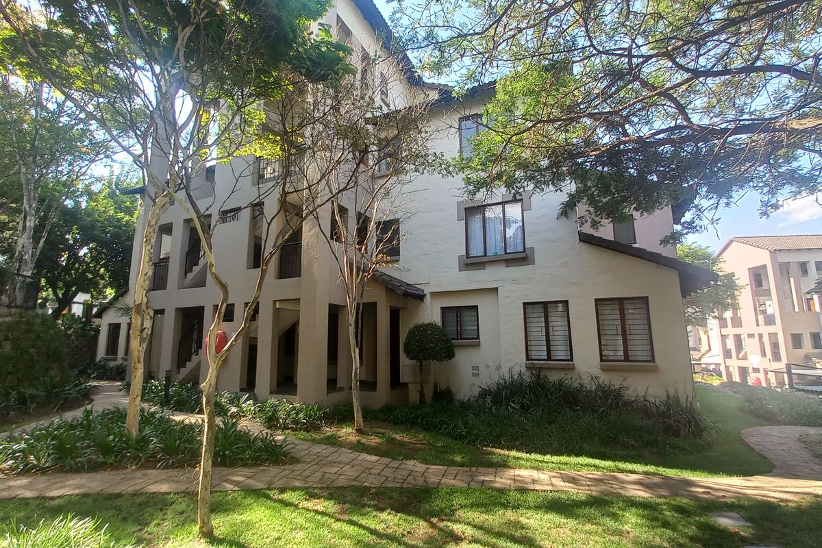 Spacious Three Bed in Beautiful Complex - Photo 2