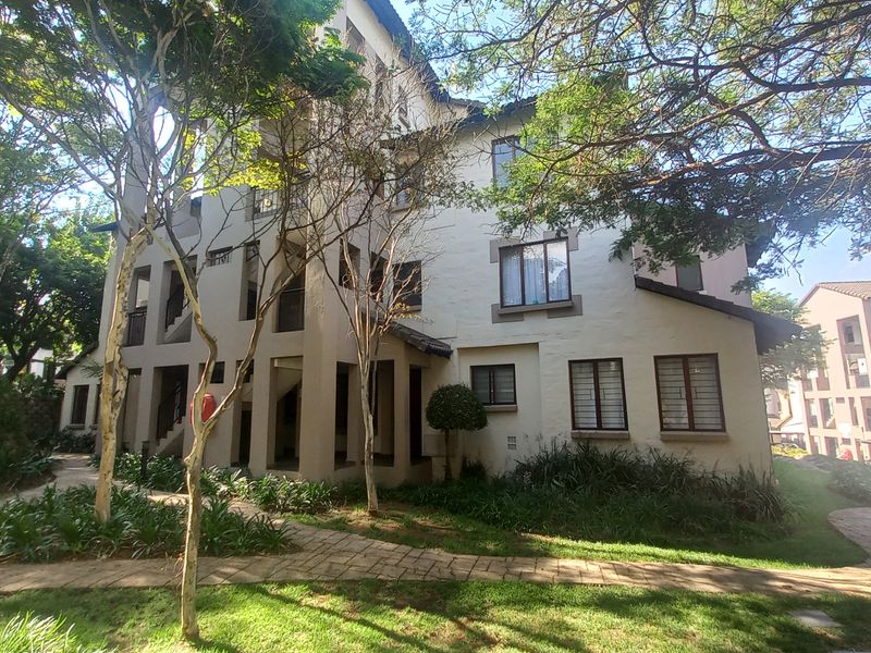 Spacious Three Bed in Beautiful Complex - Photo 2