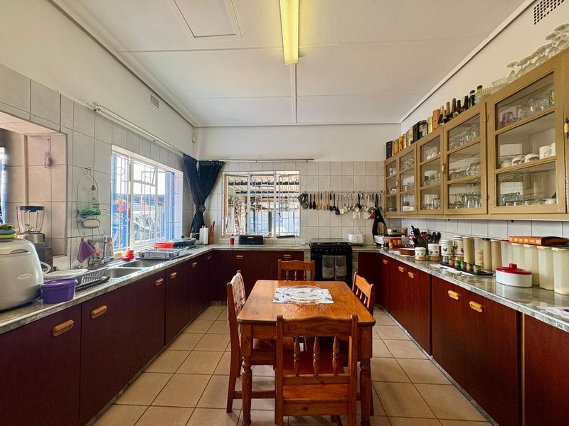 Stunning family home for sale in Dalview! - Photo 9