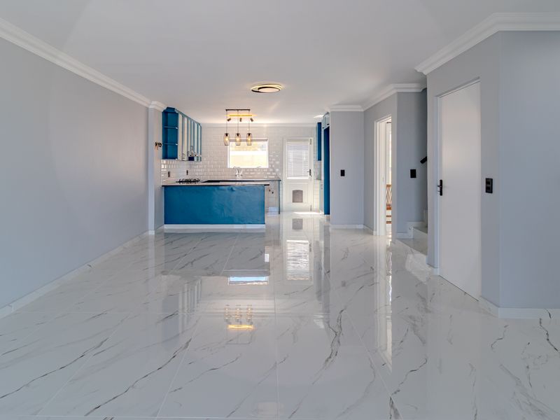 Stunning Coastal home with panoramic views of Table Mountain, the ocean and Robben Island. - Photo 2