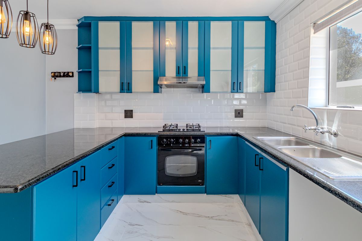 Stunning Coastal home with panoramic views of Table Mountain, the ocean and Robben Island. - Photo 4