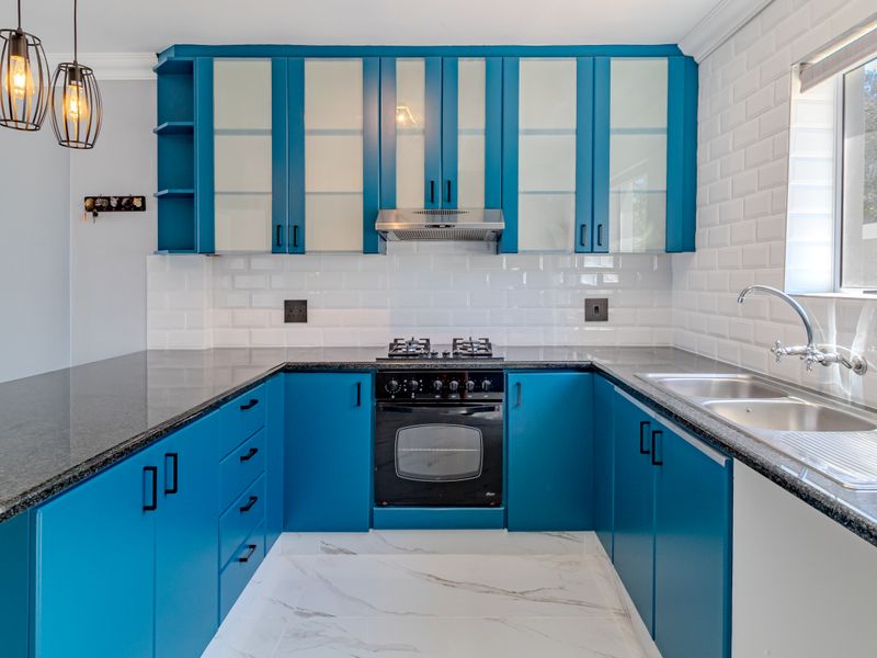 Stunning Coastal home with panoramic views of Table Mountain, the ocean and Robben Island. - Photo 4