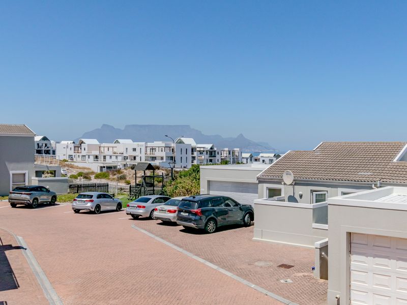 Stunning Coastal home with panoramic views of Table Mountain, the ocean and Robben Island. - Photo 10