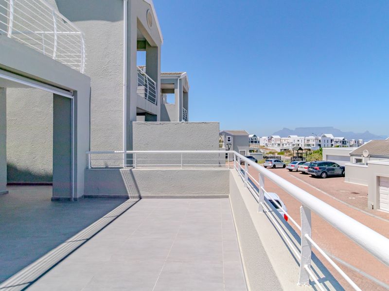 Stunning Coastal home with panoramic views of Table Mountain, the ocean and Robben Island. - Photo 9