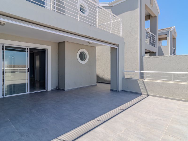 Stunning Coastal home with panoramic views of Table Mountain, the ocean and Robben Island. - Photo 8