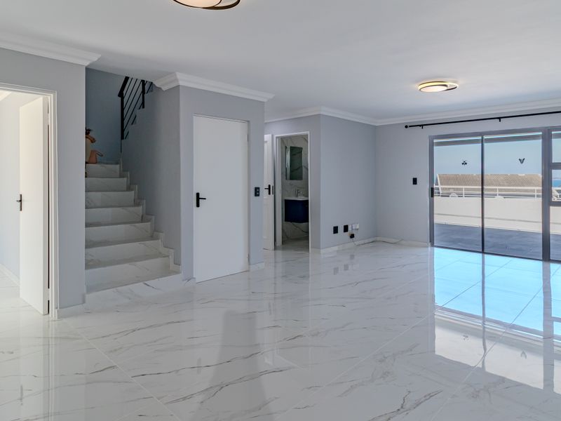 Stunning Coastal home with panoramic views of Table Mountain, the ocean and Robben Island. - Photo 6