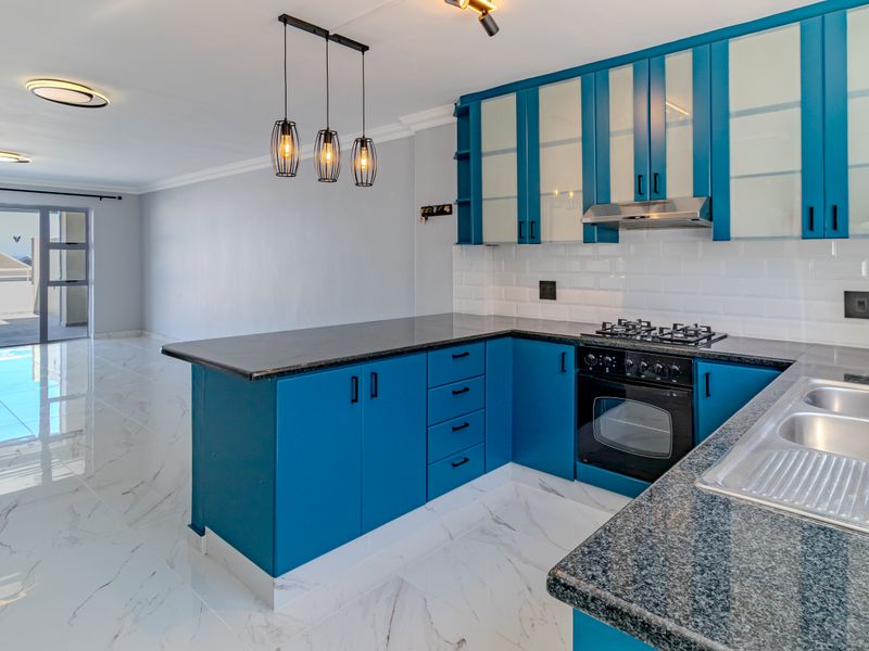 Stunning Coastal home with panoramic views of Table Mountain, the ocean and Robben Island. - Photo 5