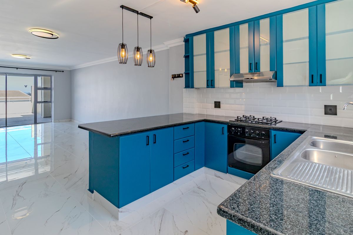 Stunning Coastal home with panoramic views of Table Mountain, the ocean and Robben Island. - Photo 5