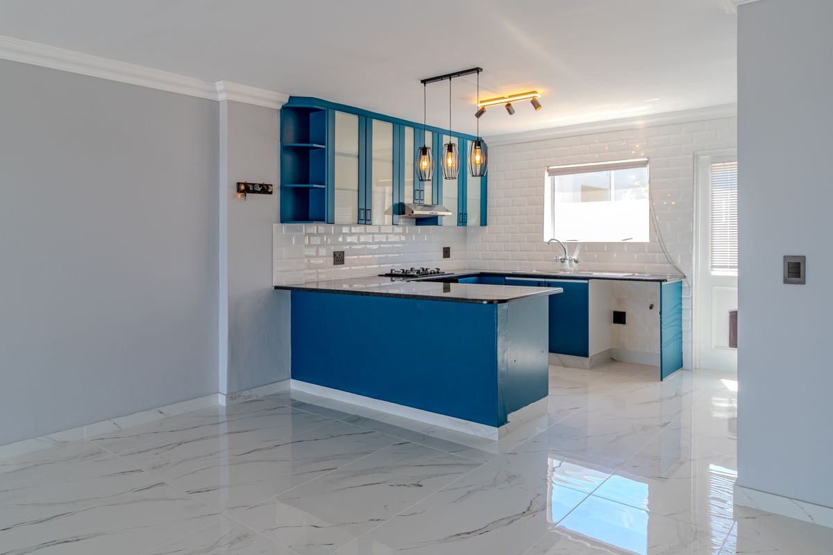 Stunning Coastal home with panoramic views of Table Mountain, the ocean and Robben Island. - Photo 3