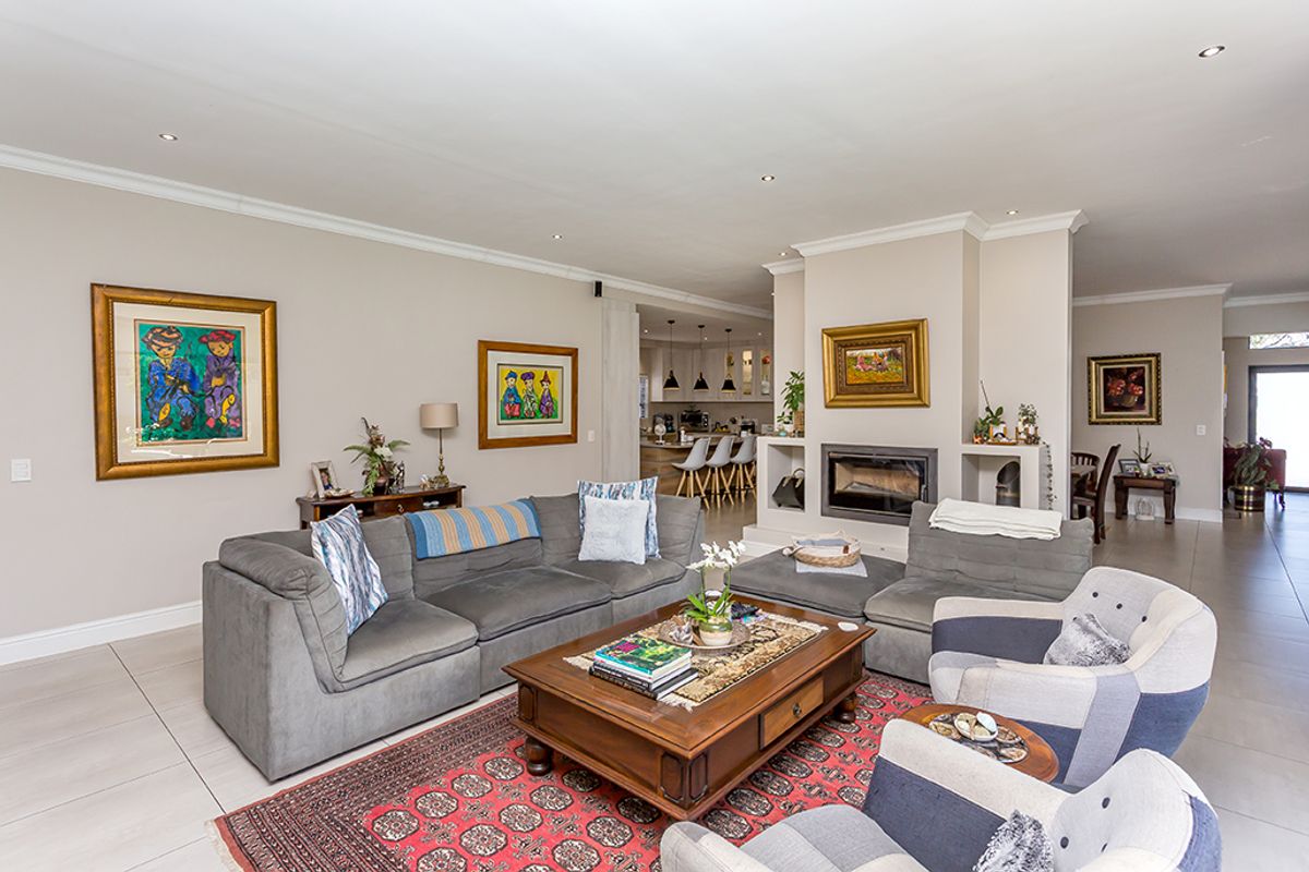 Open-plan living in sought-after Sagewood Estate - Photo 5