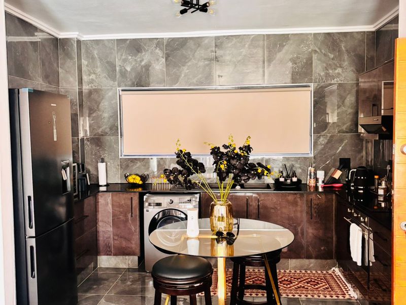 Modern 2-Bedroom Apartment in Family-Friendly Palm Lakes Estate - Photo 3