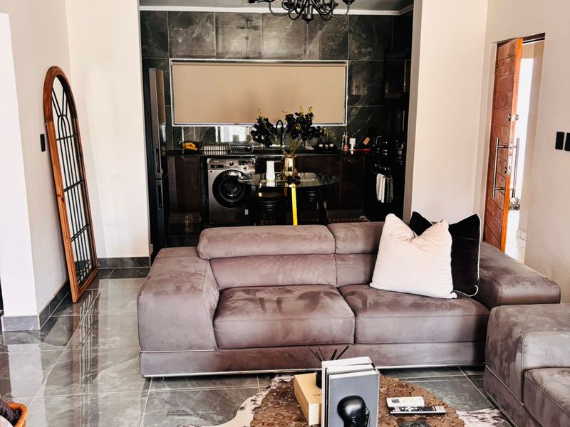 Modern 2-Bedroom Apartment in Family-Friendly Palm Lakes Estate - Photo 5