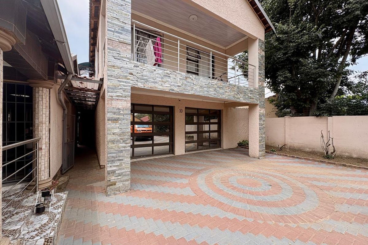 Versatile Property in Dalpark Ext 9 - Either for the savvy investor or an extended family! - Photo 2