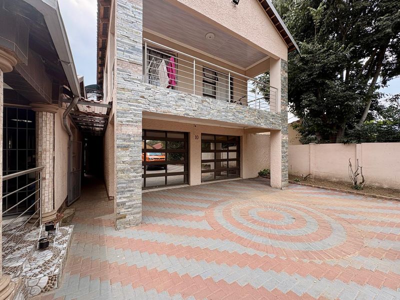 Versatile Property in Dalpark Ext 9 - Either for the savvy investor or an extended family! - Photo 2