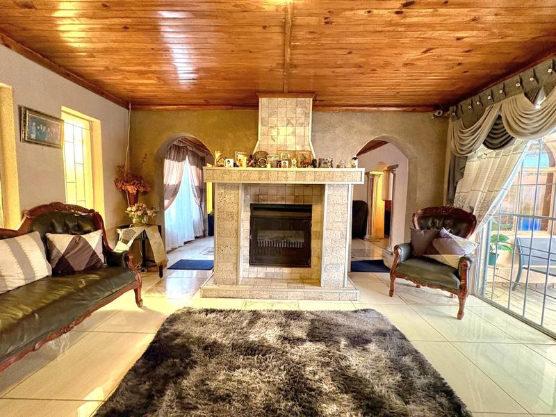 Versatile Property in Dalpark Ext 9 - Either for the savvy investor or an extended family! - Photo 3