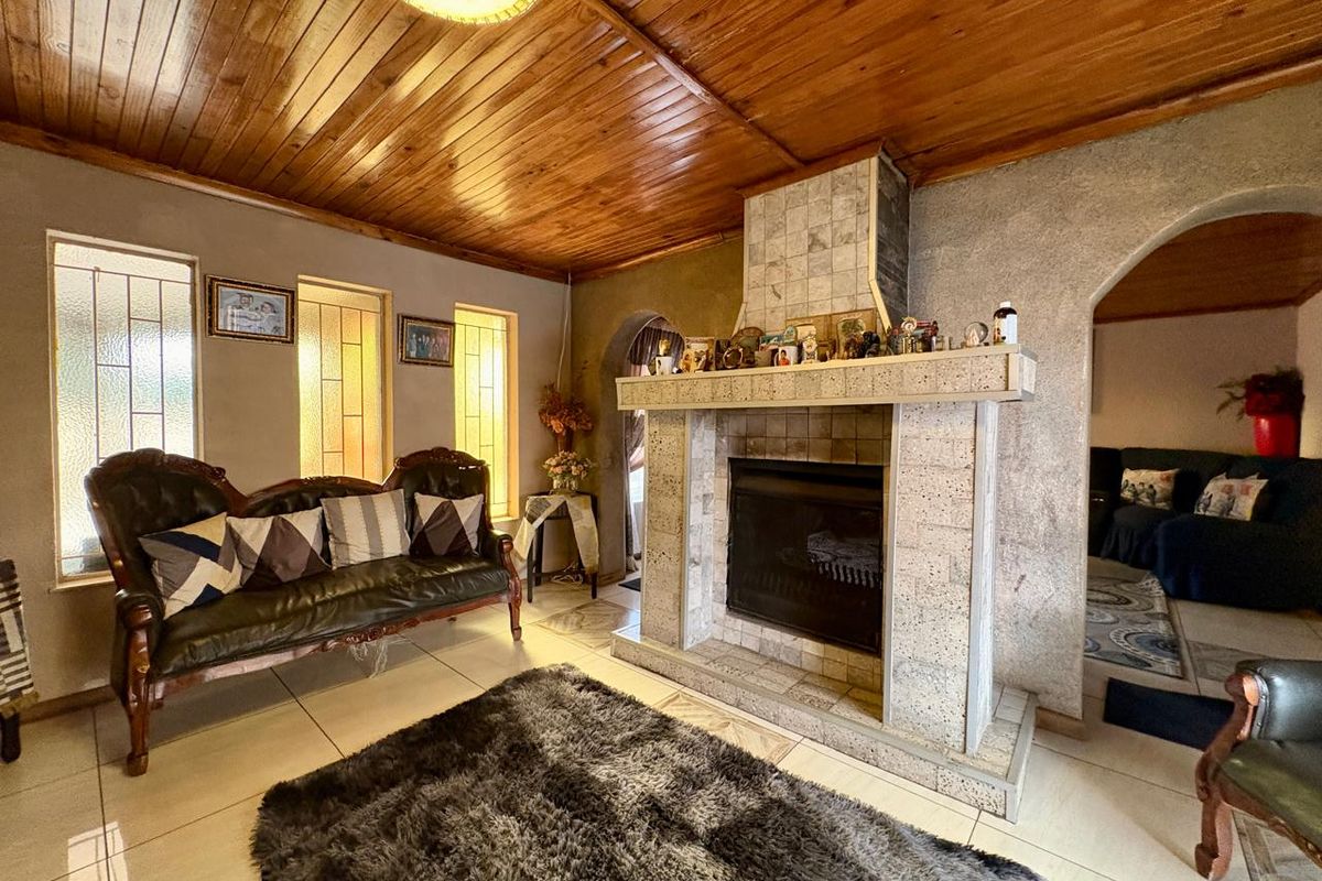 Versatile Property in Dalpark Ext 9 - Either for the savvy investor or an extended family! - Photo 4