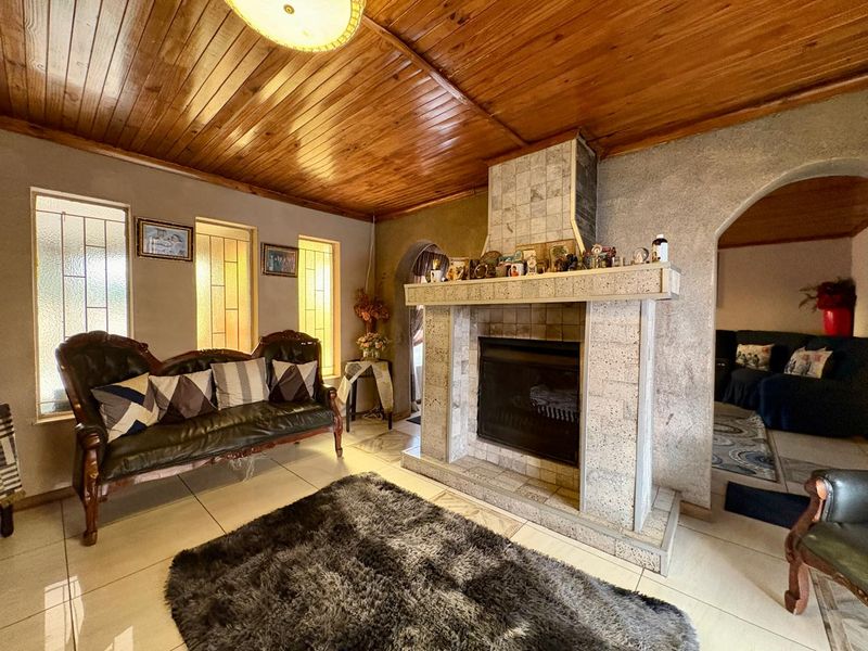 Versatile Property in Dalpark Ext 9 - Either for the savvy investor or an extended family! - Photo 4