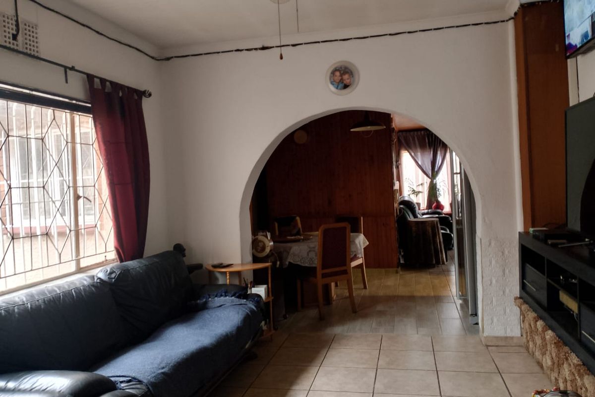 4 Bedroom House with a Flat for Sale - Photo 4