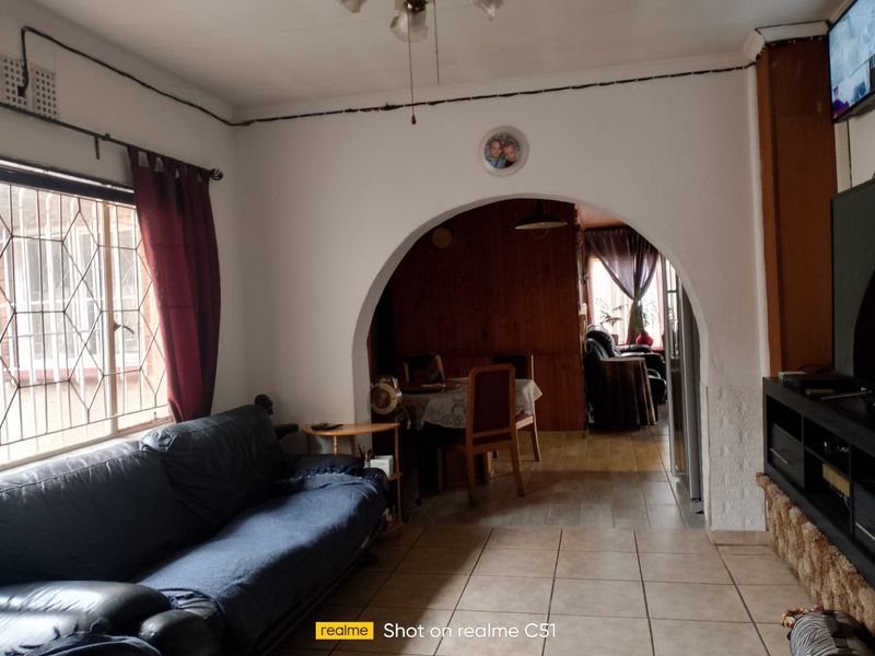 4 Bedroom House with a Flat for Sale - Photo 5