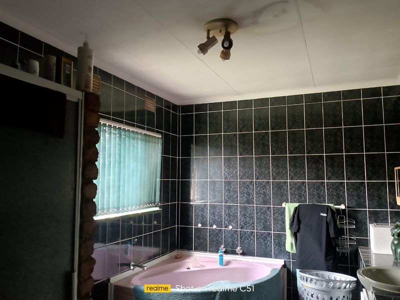 4 Bedroom House with a Flat for Sale - Photo 10