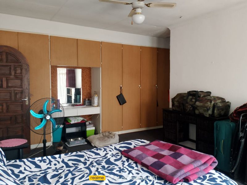 4 Bedroom House with a Flat for Sale - Photo 10