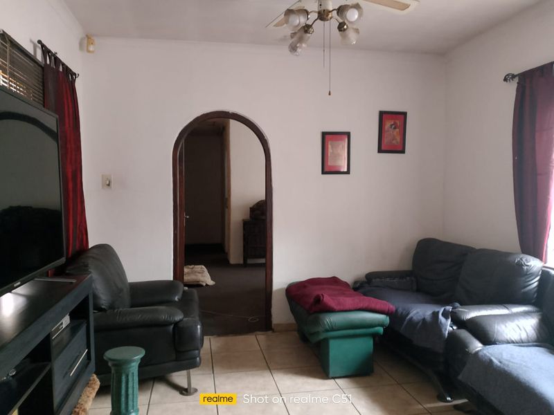 4 Bedroom House with a Flat for Sale - Photo 9