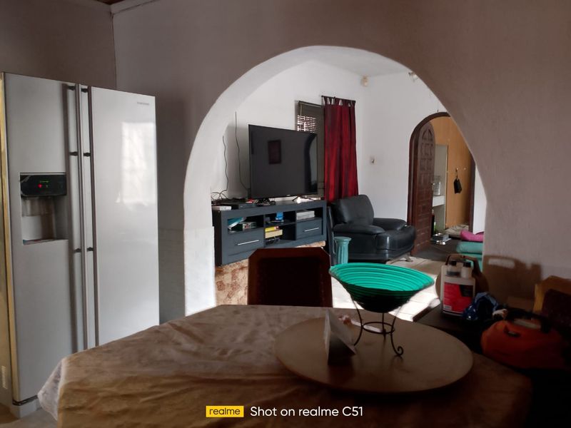 4 Bedroom House with a Flat for Sale - Photo 8