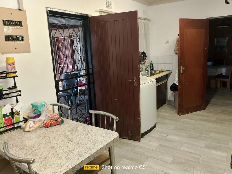 4 Bedroom House with a Flat for Sale - Photo 7