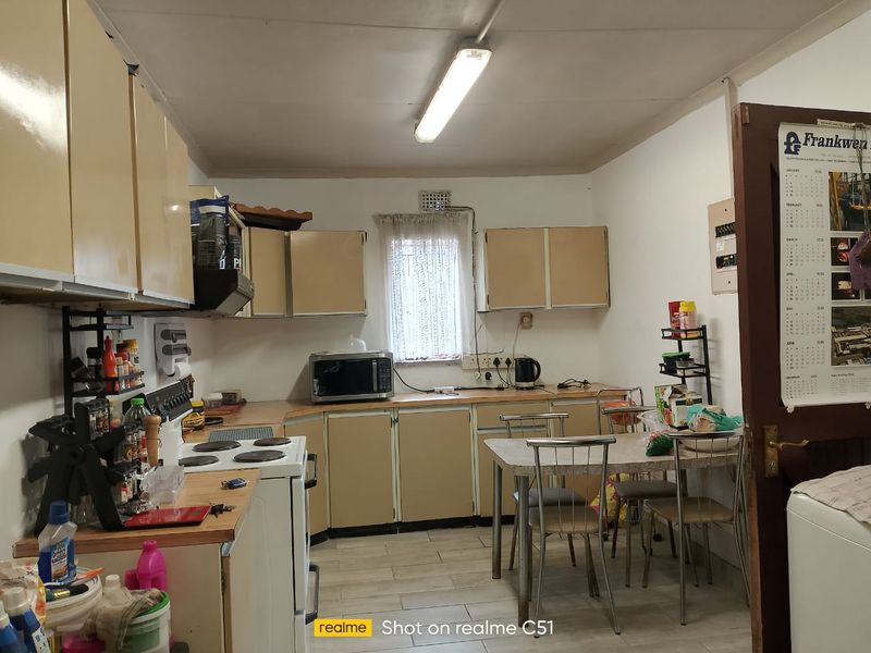 4 Bedroom House with a Flat for Sale - Photo 6