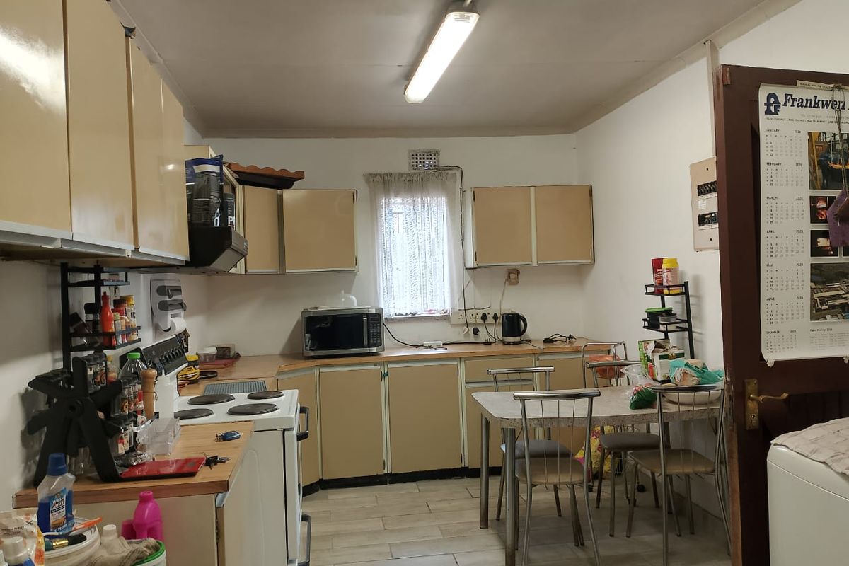 4 Bedroom House with a Flat for Sale - Photo 5