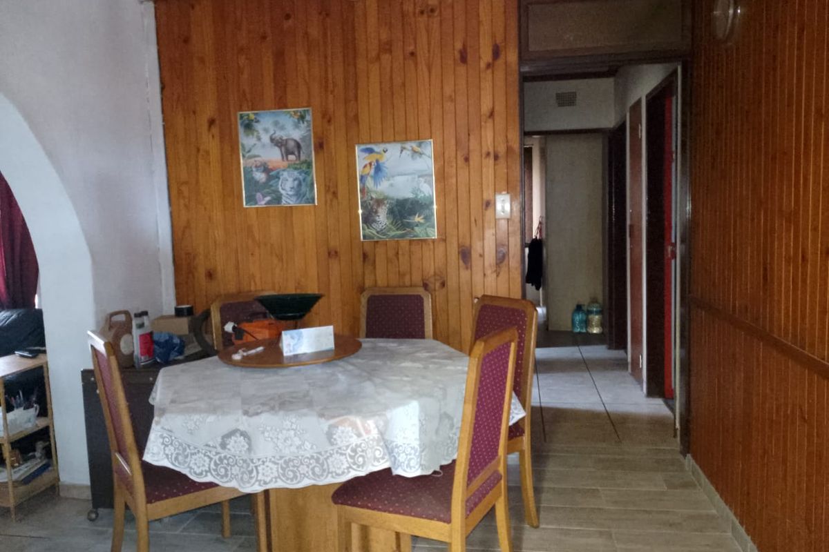 4 Bedroom House with a Flat for Sale - Photo 2