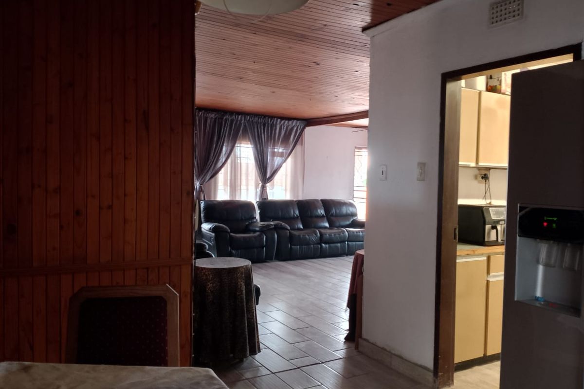 4 Bedroom House with a Flat for Sale - Photo 3