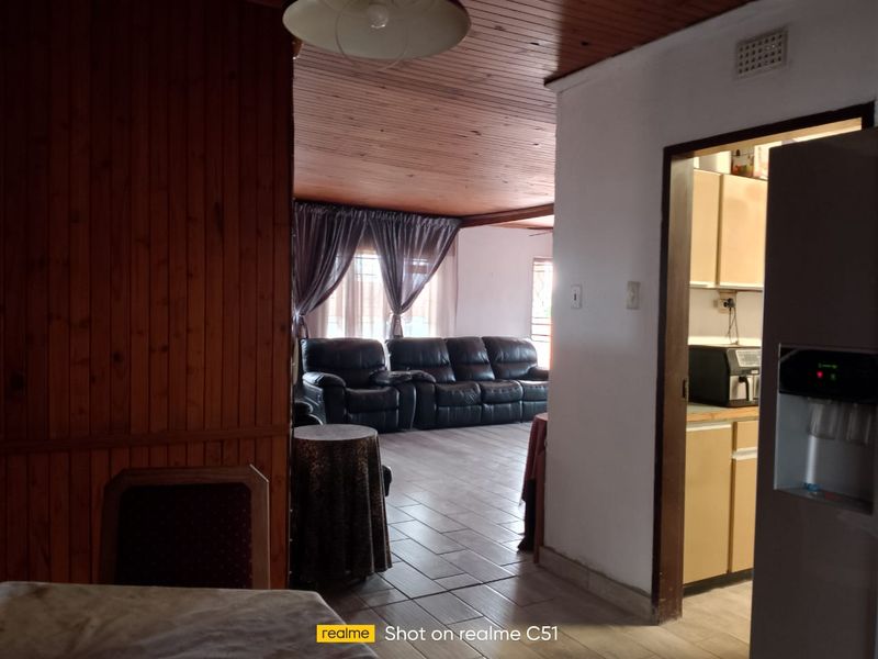 4 Bedroom House with a Flat for Sale - Photo 4