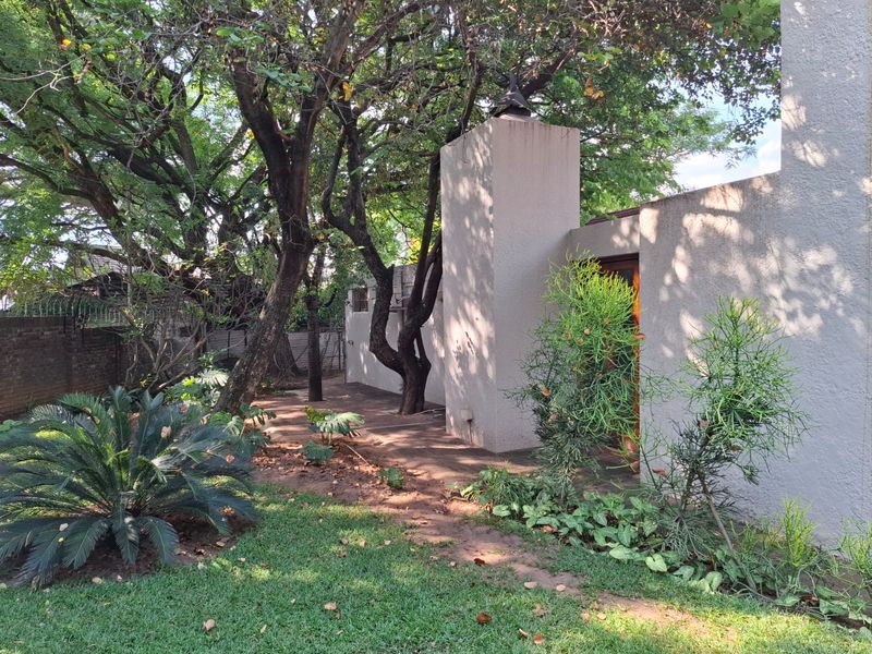Expansive Family Home with Pool, Flat & Office for Sale in Safari Gardens Rustenburg - Photo 10